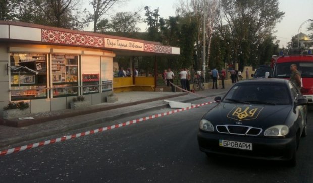 На автобусной остановке в Броварах произошел взрыв (фото)