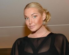 Волочкова залізла на коня і згадала, що забула шпагат вдома: фото