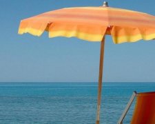 Розумна парасолька складе вам компанію на пляжі