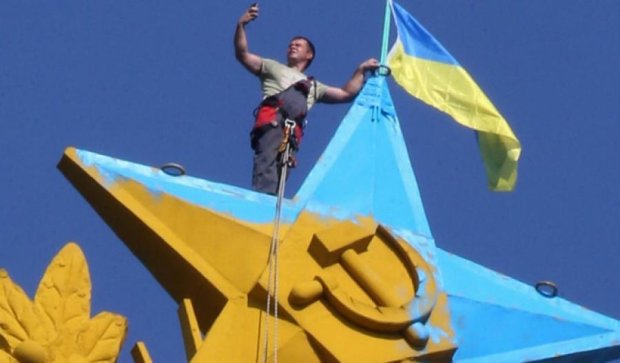 Украинцев призывают ездить за рубеж с сине-желтым флагом