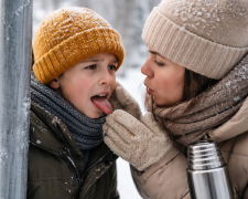 Язык прилип к металу, изображение: Знай.ua