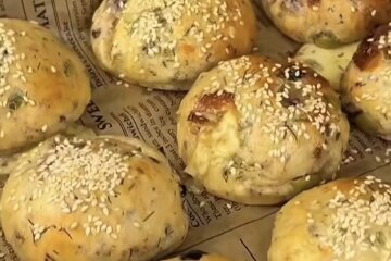 Сырные булочки с оливками, вялеными помидорами и зеленью: фото скрин рецепта