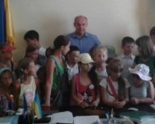 Тернопільським малюкам дозволили посидіти у кріслі мера (відео)