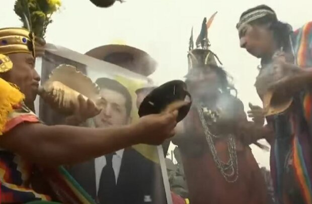 Ритуал шаманів з портретом Зеленського, скріншот: YouTube