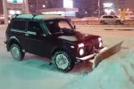 Харків'янин прибирає сніг, кадр з відео: Telegram Ху*вый Харьков