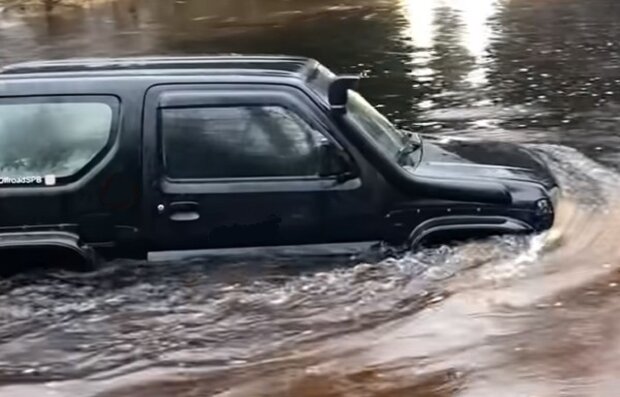 Рух авто під час затоплення. Фото: Youtube