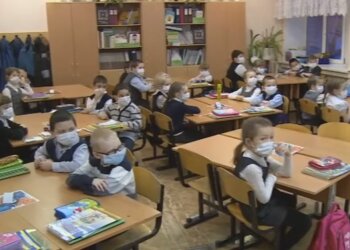 Школьники в масках, скриншот видео