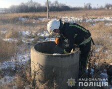 Рятувальники витягли з колодязя мокрого малюка, і він визнав їх татусями