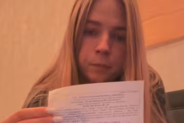 Девушке пришла повестка для брата пропавшего без вести. Фото: скрин видео Инстаграм
