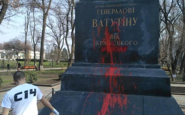 Генерала Ватутина покрасили "кровью": фото