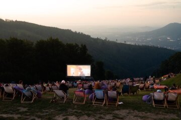 Кінотеатр Kino Na Szczycie на вершині гори в Устроні