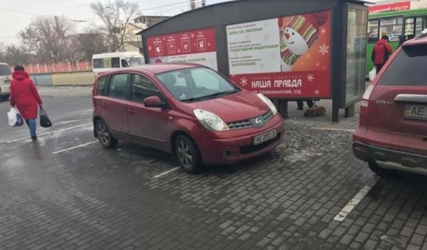 Дніпровський "герой парковки" показав, як не потрібно залишати авто