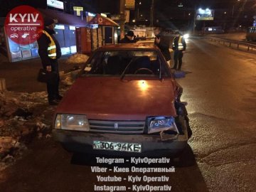 Пьяный подполковник уничтожил авто об отбойник в Киеве