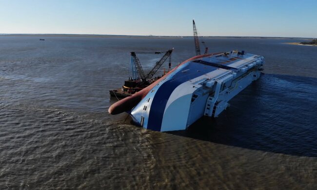Потонув корабель з 4000 новими авто