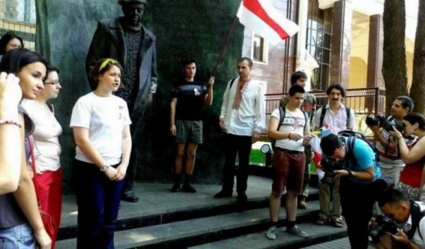 В Киеве бросили об асфальт  маску Лукашенко и макет "Калаша"