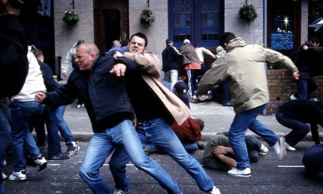 Ультрас влаштували солодке життя малолітнім покидькам, що гамселили людей у центрі Києва: відео