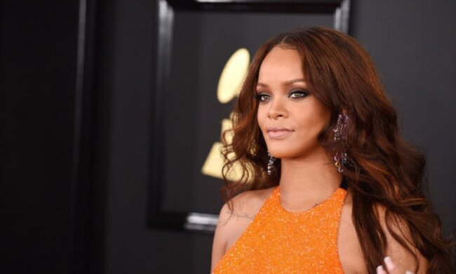 Тапочки для туалета: дизайнерсую обувь Рианны раскритиковали
