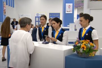 Видача закордонних паспортів, скріншот YouTube