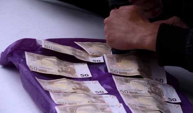 У Чернівцях "борця" з корупцією спіймали на хабарі у 700 євро (відео)