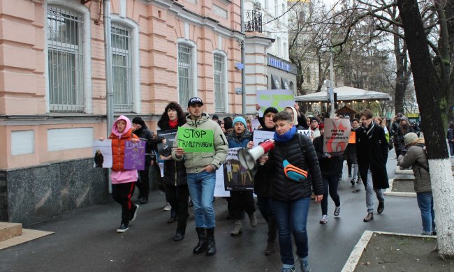 Марш трансгендеров в Киеве: радикалы сорвали акцию, в сети появились фото и видео жестких стычек