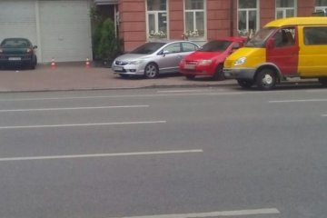 "Герої" парковки залишили киян без тротуару в центрі