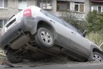 Авто харків'янина потрапило в пастку від комунальників Кернеса - "стирчить" весь день