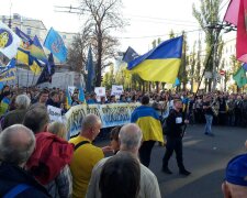 "Путін х**ло! Ні капітуляції, тільки перемога!": мітингувальники з гаслами йдуть до Майдану, відео