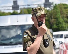 Прикордонник на пункті пропуску перевіряє документи