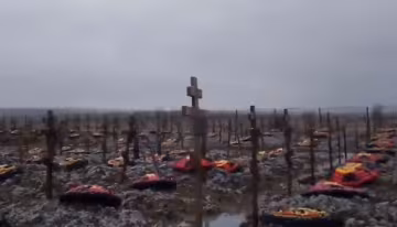 Могилы зарытых россиян. Фото: Youtube
