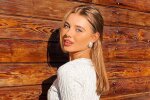Лиза Василенко из сериала "Школа" после побега в Россию игриво погарцевала на лошадке: "Малышка"