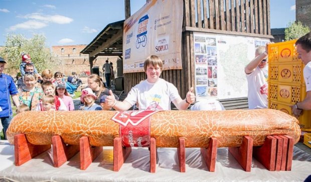 В Луцке угощали крупнейшей в Украине вареной колбасой