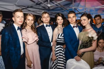 Красота, элегантность и стиль: самые яркие образы выпускниц 2018
