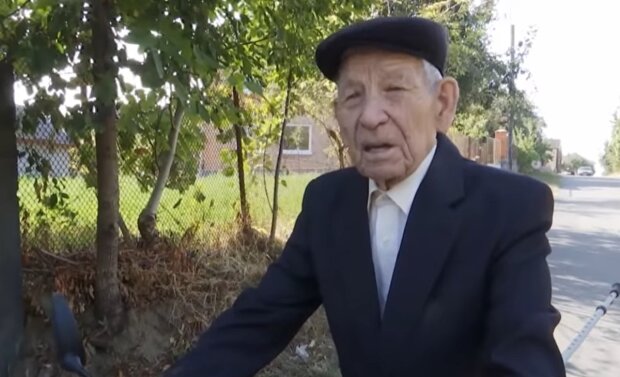 100-летний пенсионер гоняет на мопеде и делает вино, секрет прост: "Пью это каждый день"