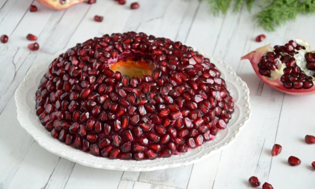 Салат "Гранатовый браслет" с грибами и курицей: экономный вариант для хозяек