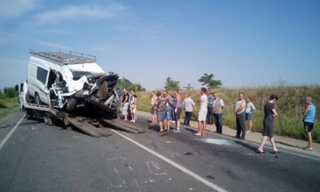 В страшній аварії на Миколаївщині постраждали шість осіб (фото, відео)