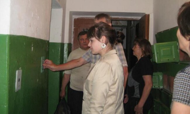 Ліфт-убивця мало не поховав киянку з дитиною