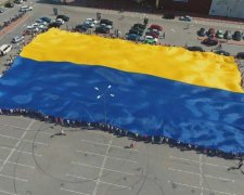 Щоб не забували, чия Земля: активісти надіслали окупантам "палкий привіт"
