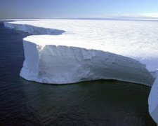 Ученые в шоке: гигантский айсберг угрожает человечеству