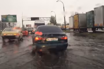 Кидай машину і хапай човен: Київ потопає в погодних примхах, відео з водною стихією потрапили в мережу