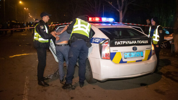 У Львові поліцейський "повечеряв" горілкою і поліз за кермо, ловили всім містом