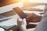 Сучасний смартфон у руці