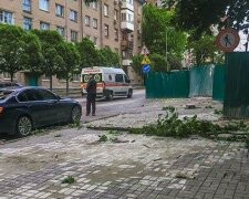 Четверо дніпрян залишилися без автівок через будівельників, замість крихіток - мокре місце