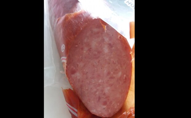 В Черновцах популярного производителя колбасы поймали на отвратительном трюке: "Чего оно хрустит?"