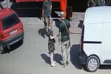 Одесские военкомы отжали телефон у девушки. Фото из открытых источников