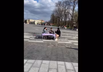 Бесстыжие харьковчане устроили "тройничек" посреди улицы - "Колхозники в городе"