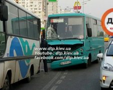 У Києві зіткнулися дві маршрутки, постраждала дитина (фото)
