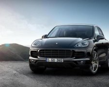 Жодного пострілу: бандити ефектно пограбували бізнесмена на Porsche, відео