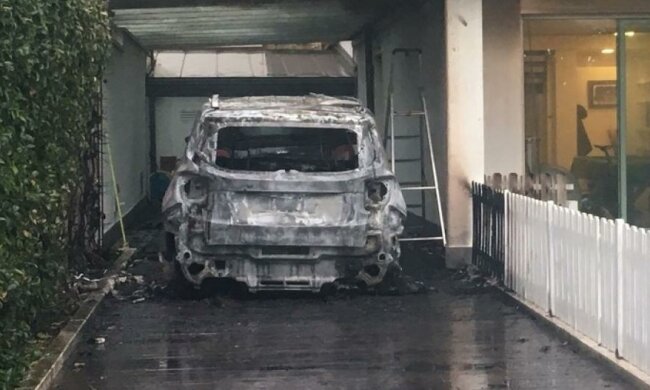  Власнику футбольного клубу з Італії спалили дві машини (фото)