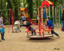 Пьяный подполковник СБУ достал "причандалы" прямо на детской площадке: фото