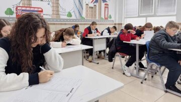 Учні в класі під час тестування